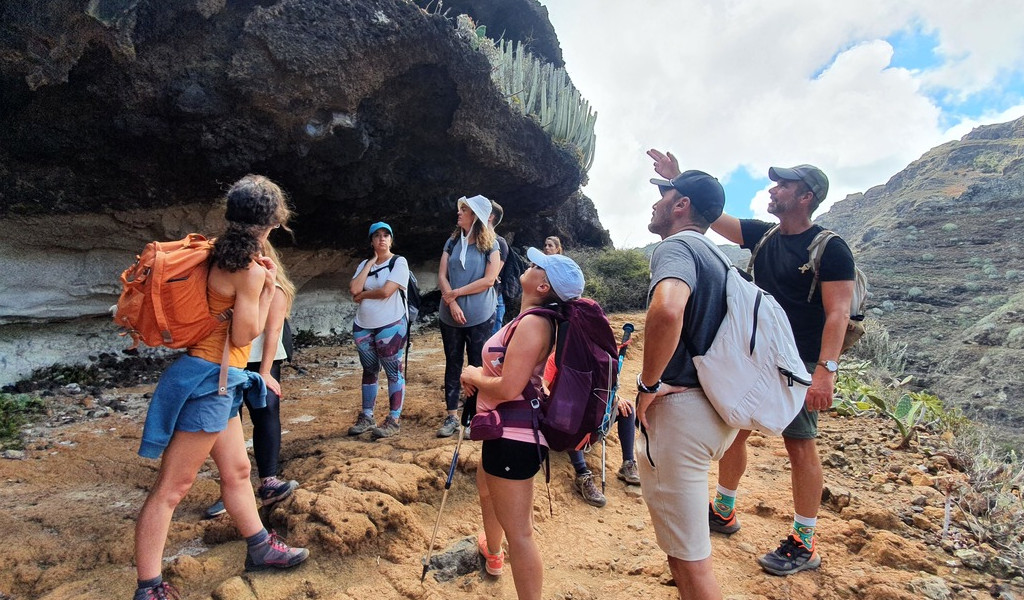 Groupe de randonneurs sur un sentier rocheux à Tenerife.