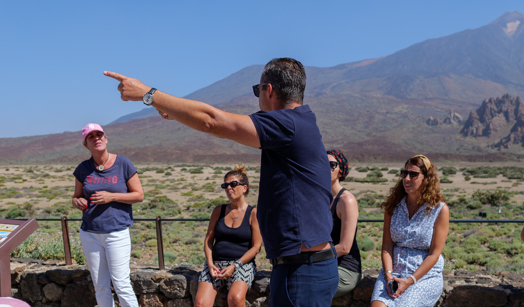 Personnes écoutant une explication devant le mont Teide à Tenerife.