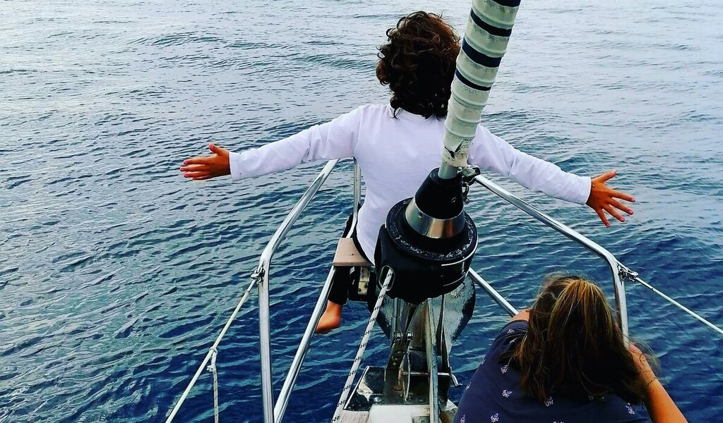 Une personne sur un voilier en mer près de Tenerife.