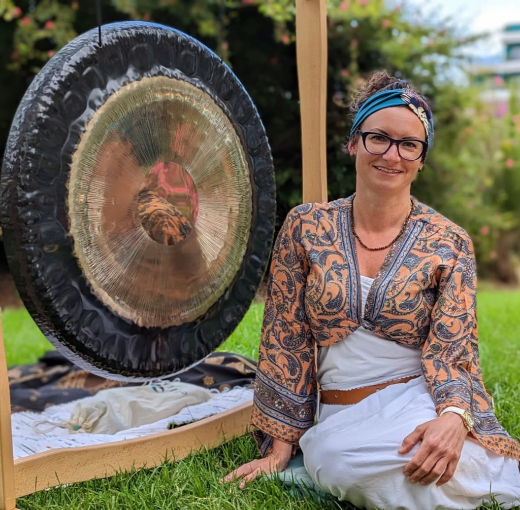 Personne assise près d'un gong dans un jardin à Tenerife.