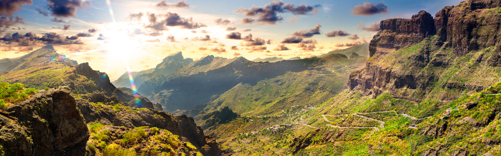 Paysage montagneux illuminé par le soleil à Masca, Tenerife.