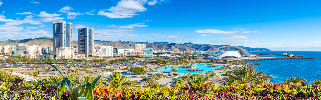 Vue panoramique de Santa Cruz de Tenerife avec Auditorio de Tenerife et gratte-ciels.