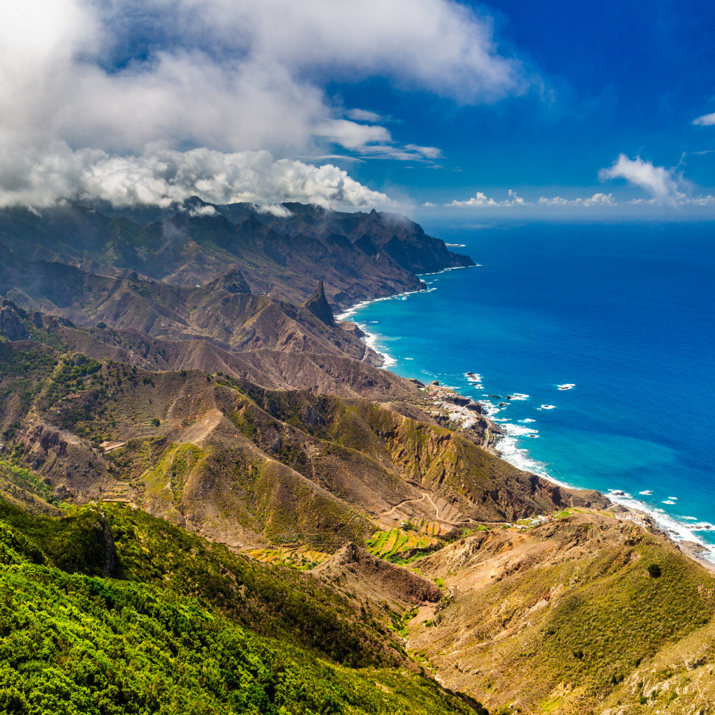 Côte rocheuse d'Anaga à Tenerife avec océan Atlantique et montagnes.