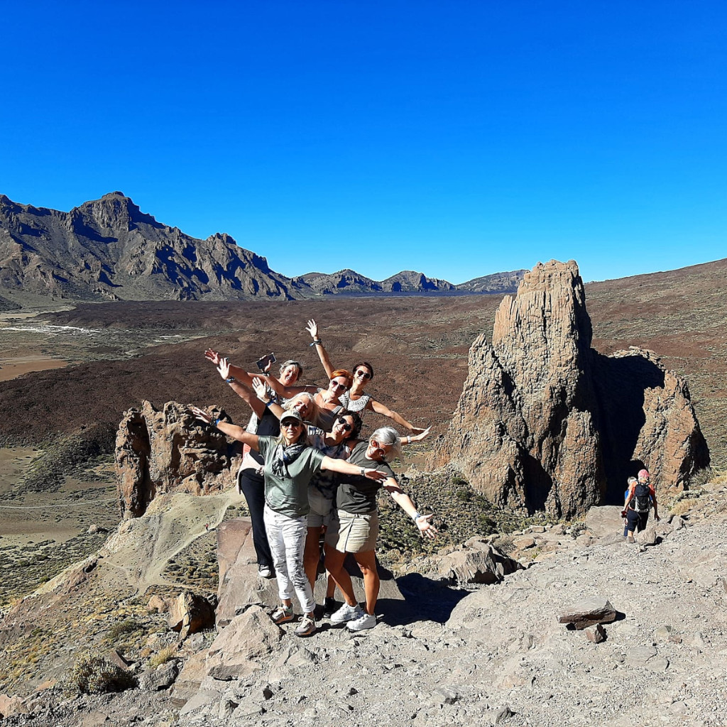 Groupe heureux posant dans le parc national du Teide, Tenerife.
