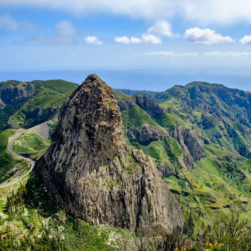 Roque de Agando entouré de montagnes verdoyantes, Tenerife.