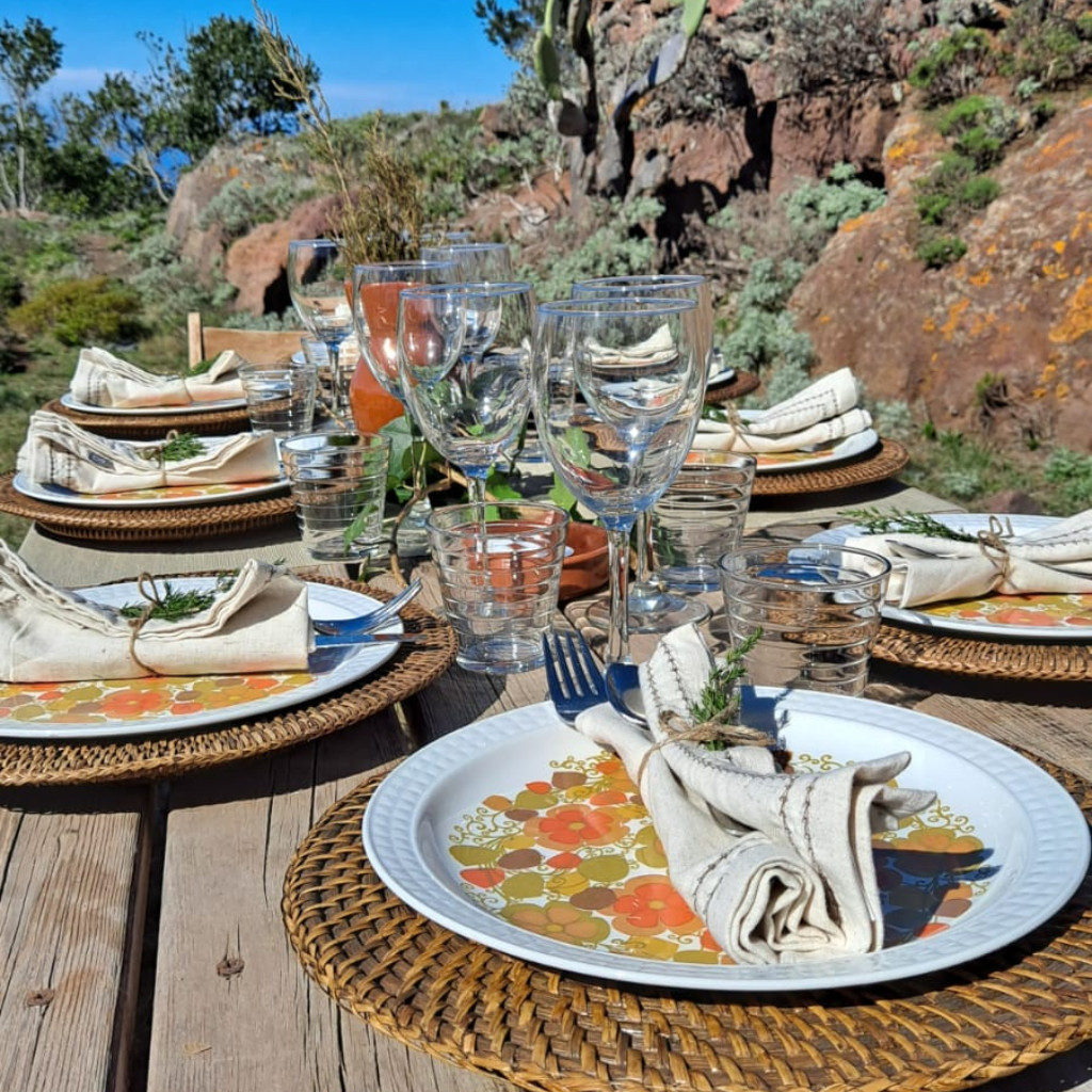 Table d'extérieur avec assiettes et verres décoratifs à Tenerife.