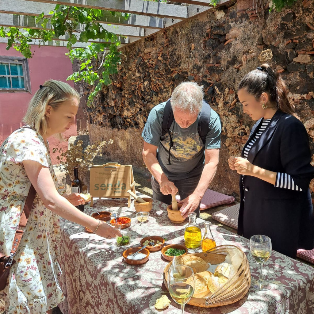 Des personnes préparent à manger à une table en terrasse à La Laguna, Tenerife.