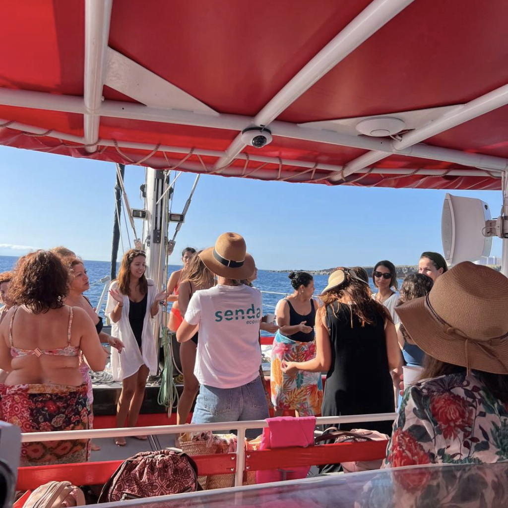 Des personnes discutent sur un bateau en pleine mer, près de Tenerife.