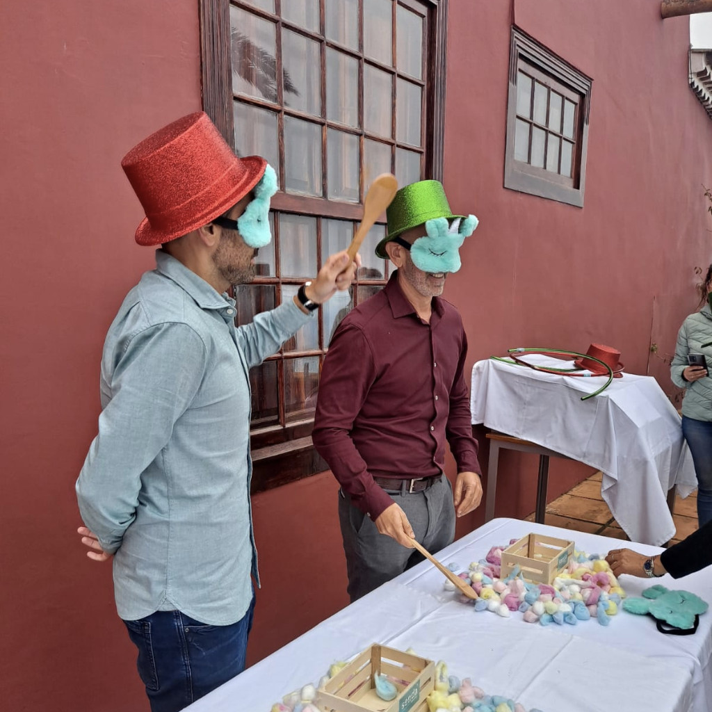 Des personnes portant des chapeaux jouent avec des cuillères et des objets colorés à Tenerife.