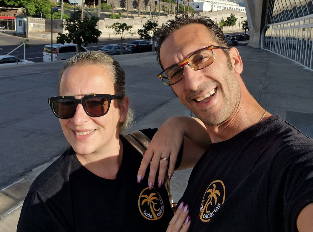 Personnes souriant à Santa Cruz de Tenerife, portant des T-shirts des Canaries.