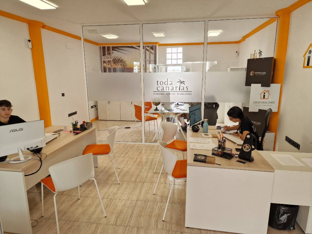 Bureau moderne de Todacanarias à Tenerife avec du personnel en train de travailler.