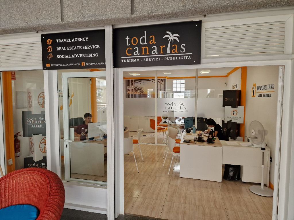 Agence Toda Canarias à Tenerife proposant des services de voyages, immobilier et publicité.