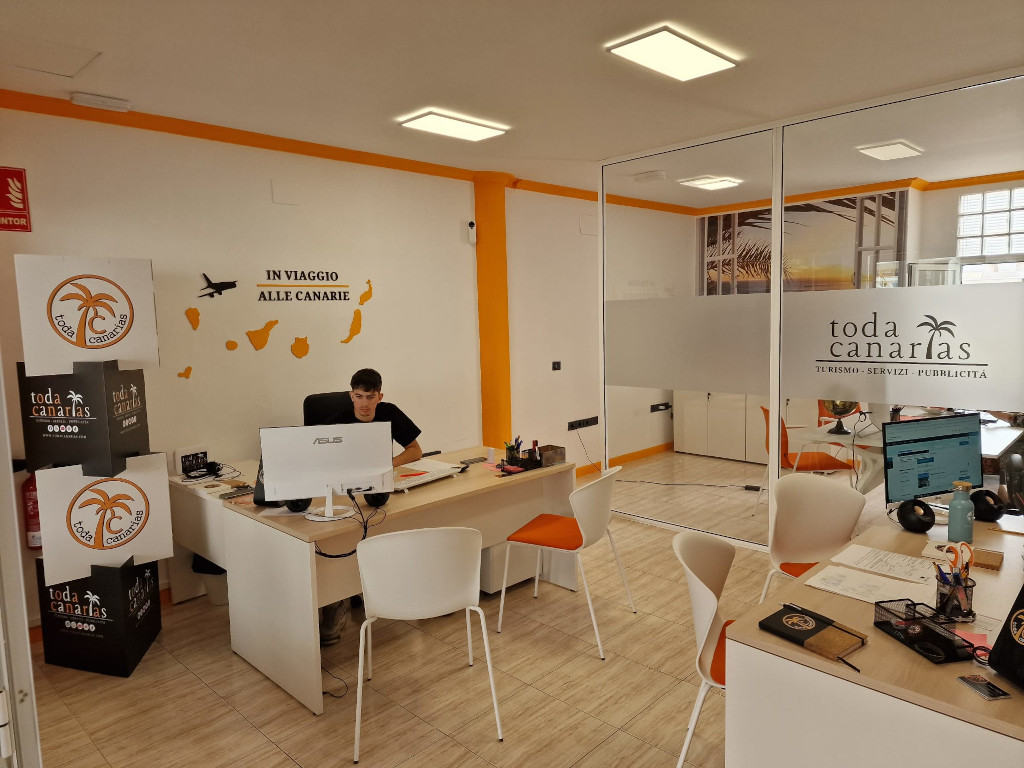 Bureau à Tenerife avec une décoration 'In viaggio alle Canarie' sur le mur.
