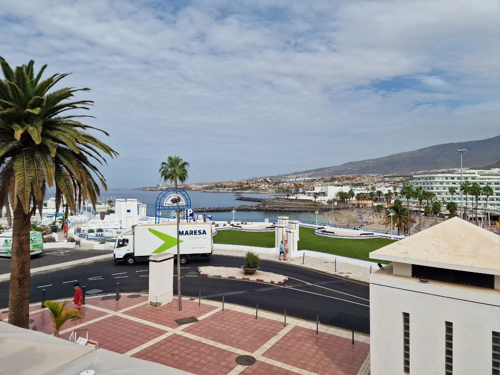 Vues du port de Los Cristianos, Tenerife, avec la mer et les montagnes en arrière-plan.