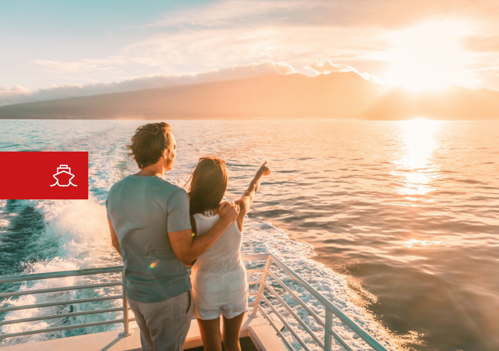 Couple profitant du coucher de soleil depuis un bateau à Tenerife.