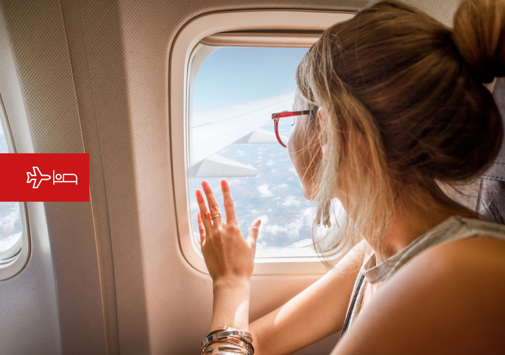 Femme regardant par le hublot de l'avion en route pour Tenerife.