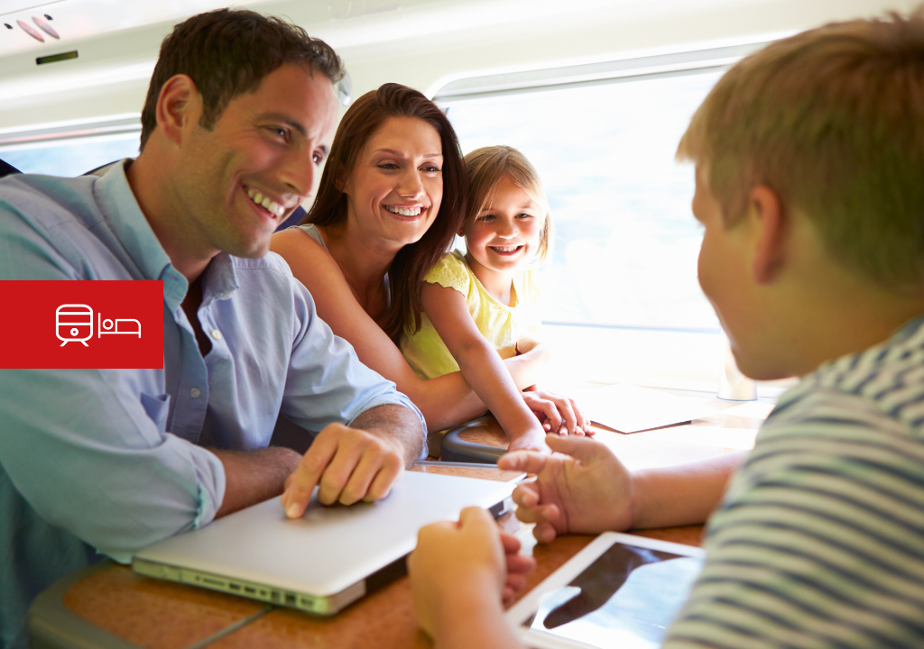 Famille souriant et discutant à l'intérieur d'un train. Icônes rouges de train et de lit visibles.
