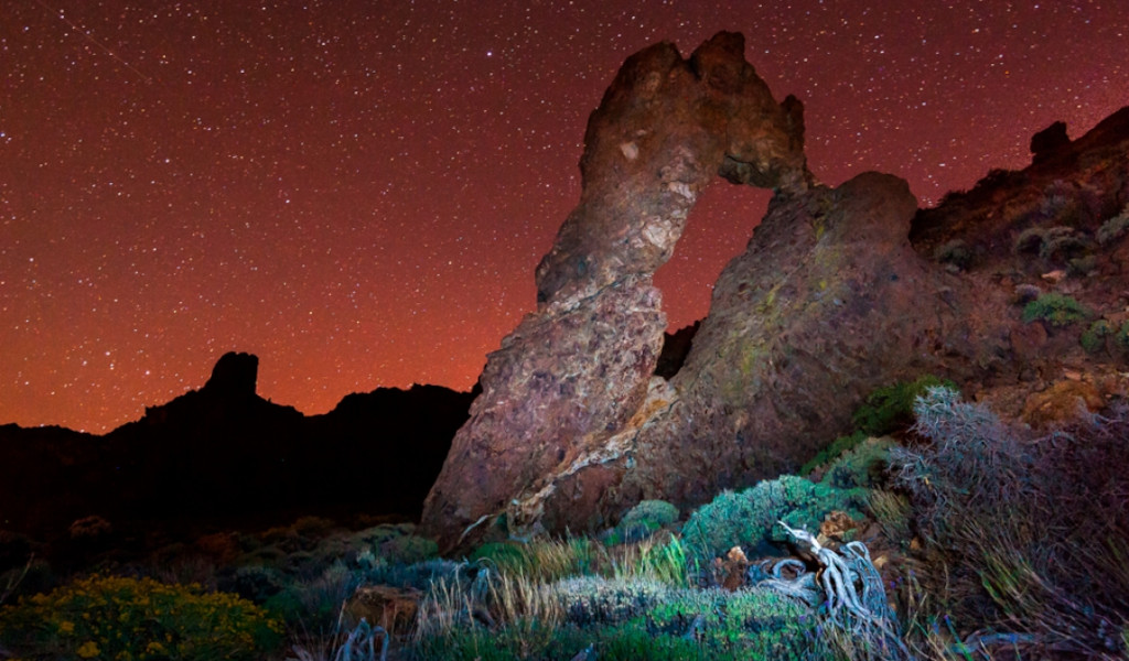Rocher en forme d’arc sous un ciel étoilé dans le parc national du Teide, à Tenerife.
