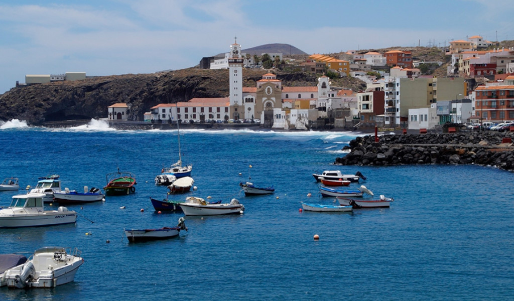 Port avec bateaux devant la basilique de Candelaria, à Tenerife.
