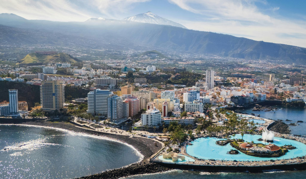 Vue aérienne de Puerto de la Cruz, Tenerife, avec le littoral et les grands bâtiments.