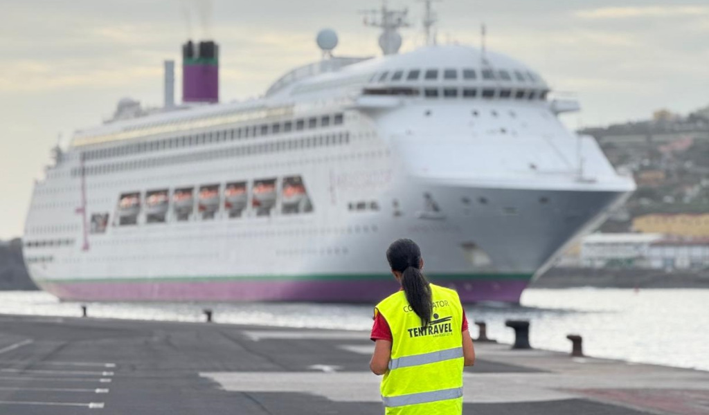 Personne observant un paquebot de croisière amarré au port de Tenerife. Vest dit le coordinateur Tentravel.
