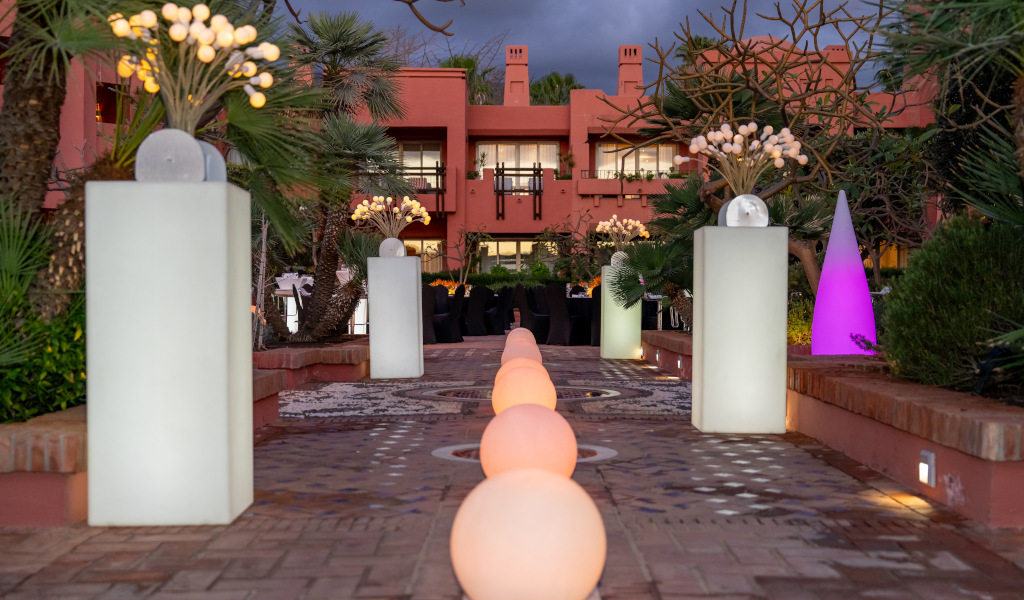 Entrée illuminée au coucher du soleil avec des plantes et des lumières dans un hôtel à Tenerife.