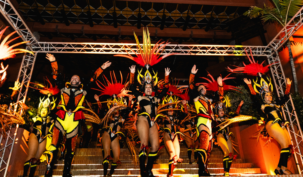 Des gens dansant au carnaval de Tenerife en costumes colorés.