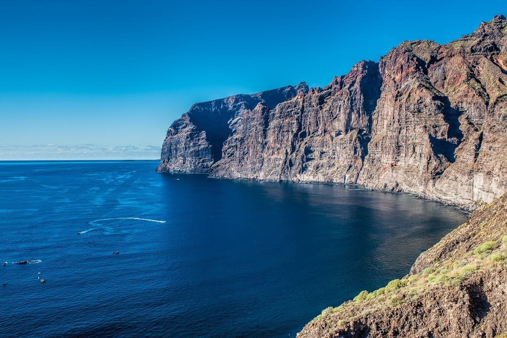 Les falaises de Los Gigantes à Tenerife, à côté de l’océan bleu.