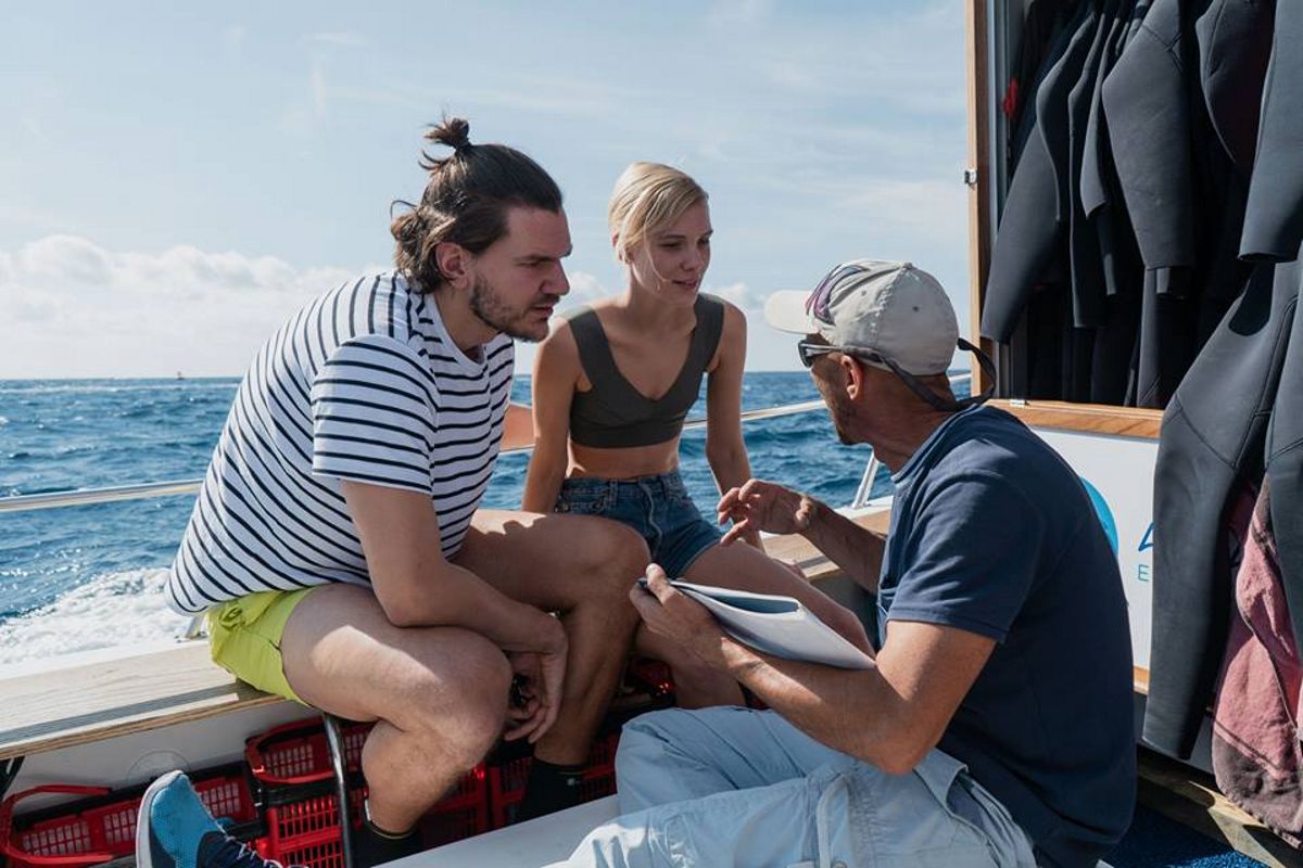 Des gens discutant sur un bateau, au large de Tenerife.