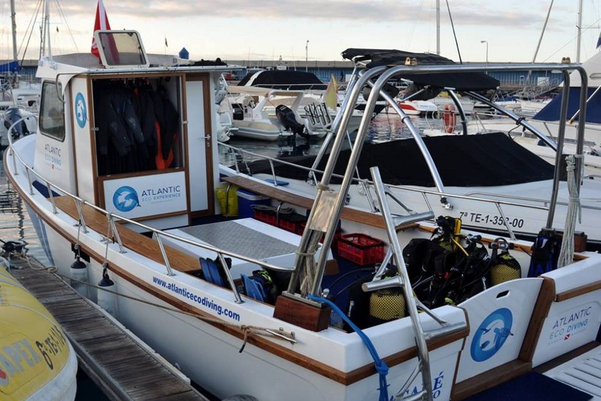 Bateau de plongée équipé d’équipement éco-plongée atlantique dans le port de Tenerife.