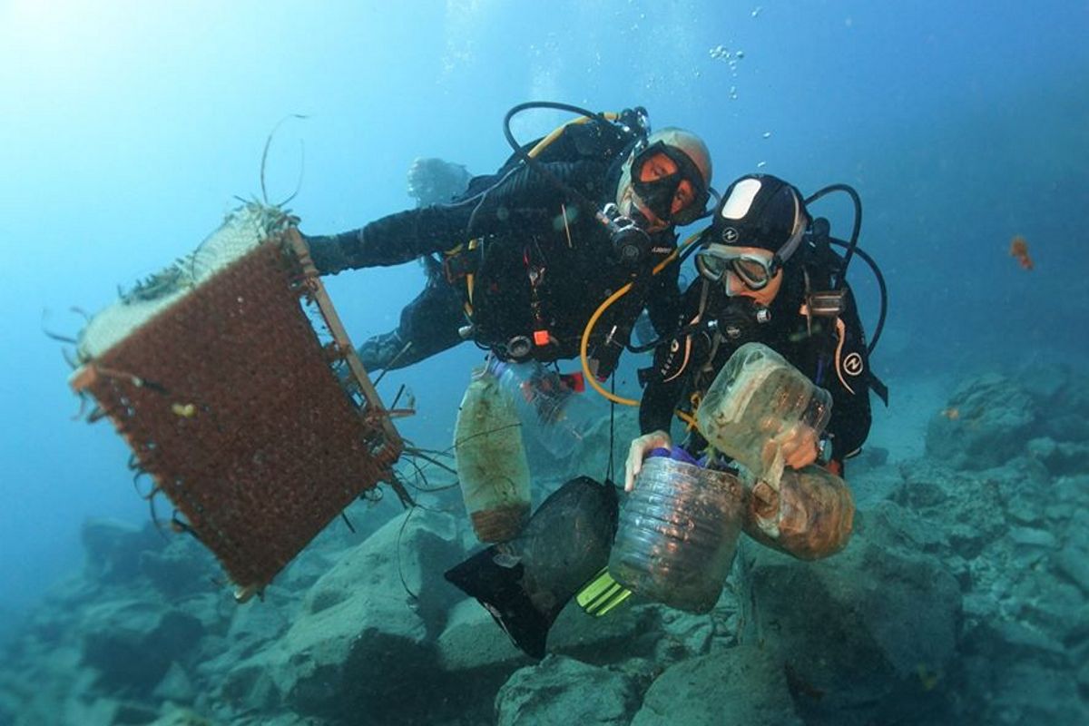 Des plongeurs enlèvent les déchets du fond marin près de Tenerife.