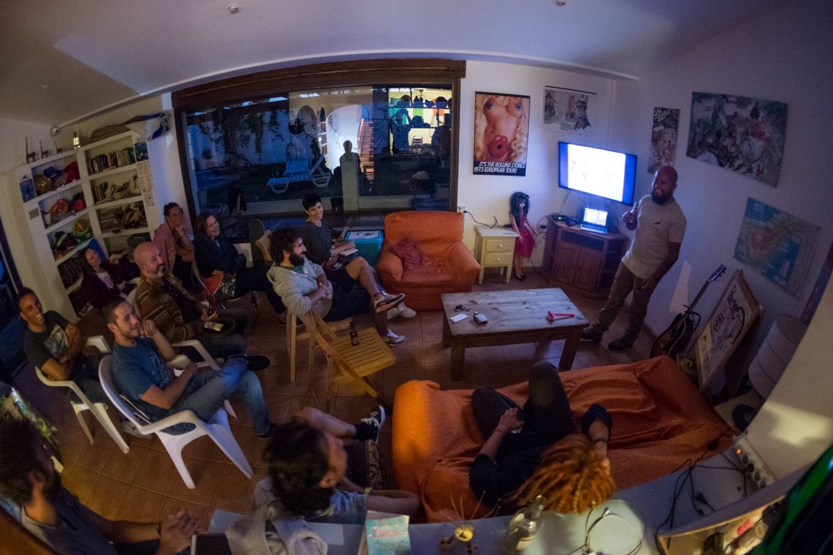 Groupe de personnes assistant à une présentation dans un salon à Tenerife.
