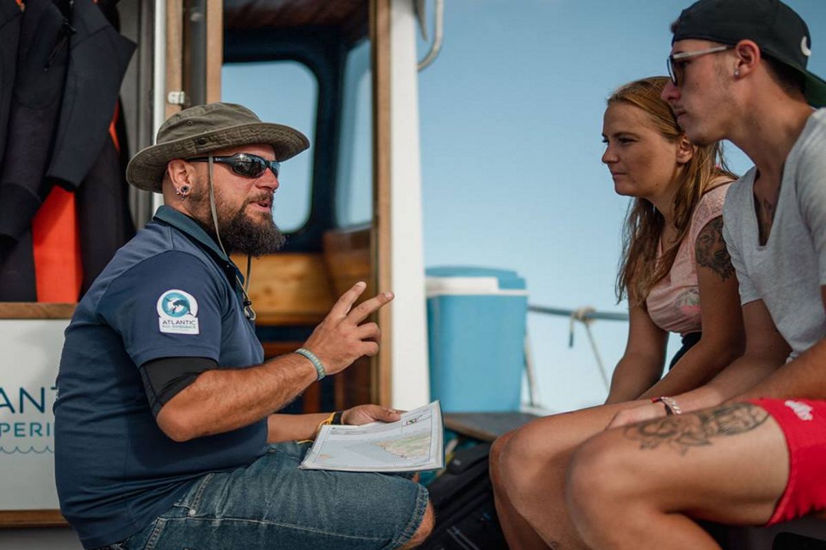 Guide expliquant les activités aquatiques à Tenerife à deux personnes.
