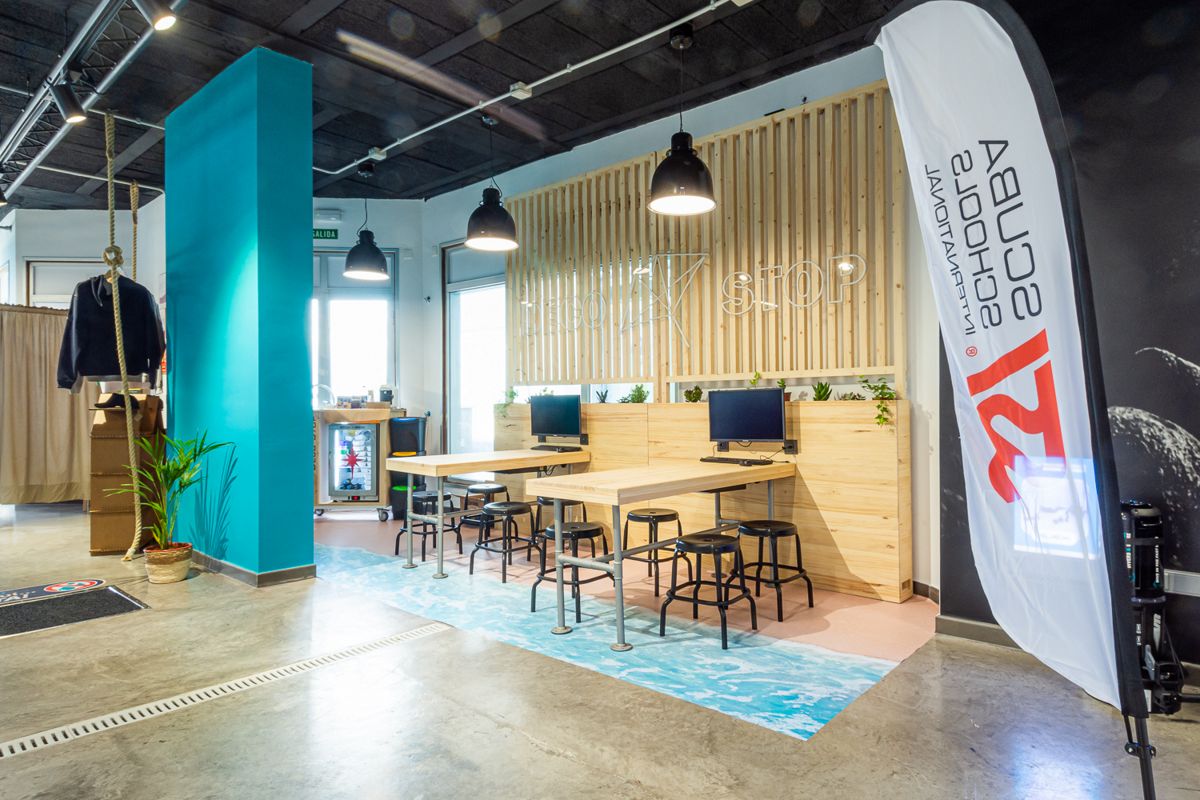 Espace de travail avec ordinateurs et bureaux dans un bureau moderne à Tenerife.