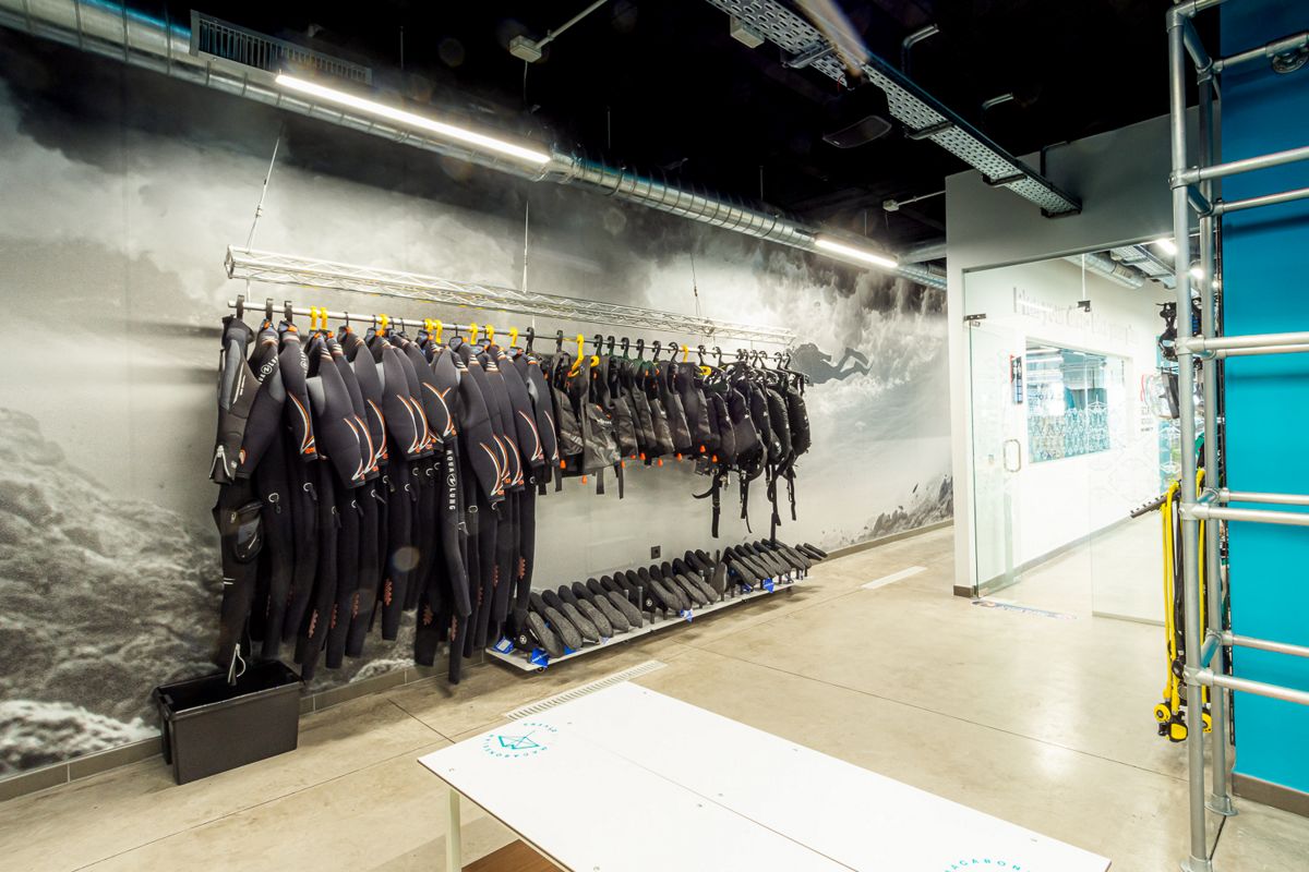 Des wet-bodies étaient accrochés dans une boutique de plongée à Tenerife.