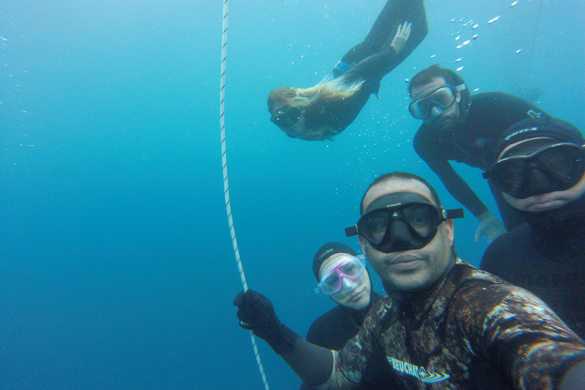 Des gens plongeant avec du matériel de snorkeling dans les eaux de Tenerife.