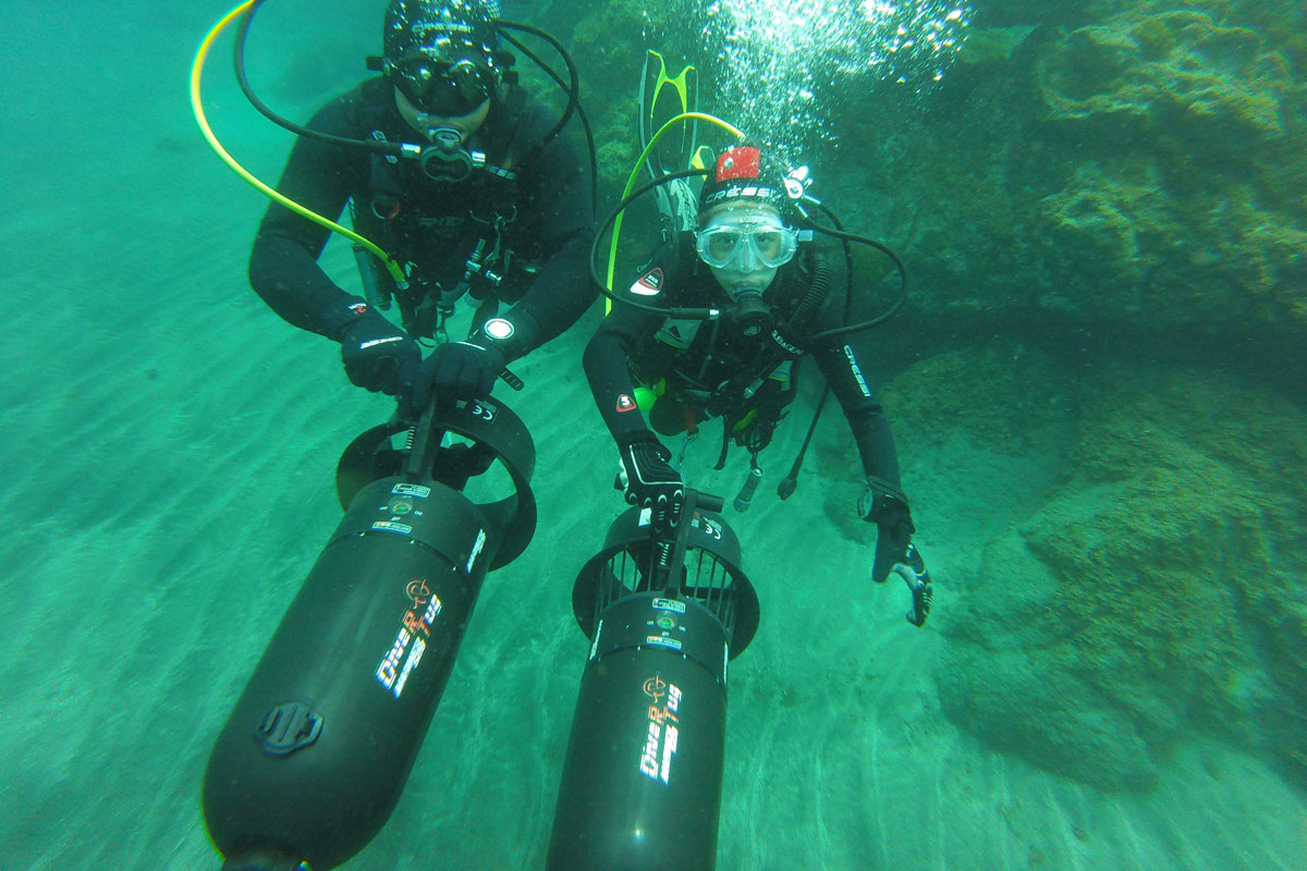 Plongeurs équipés d’équipements de plongée propulseurs dans les eaux de Tenerife.