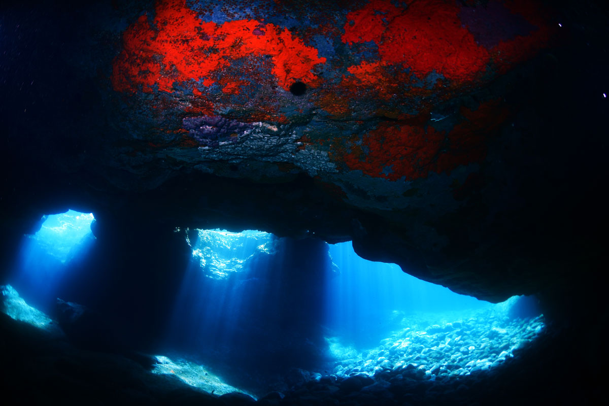 Grotte sous-marine éclairée par la lumière du soleil à Tenerife.