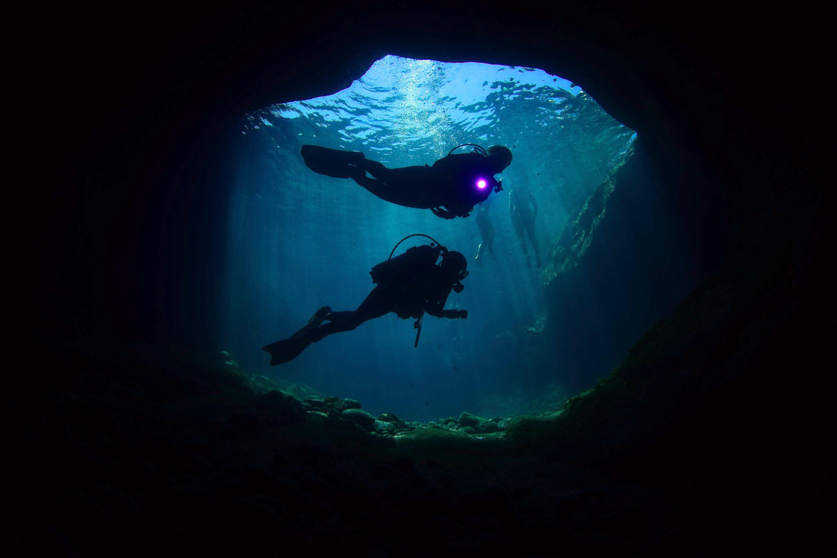 Des plongeurs explorant une grotte sous-marine à Tenerife.