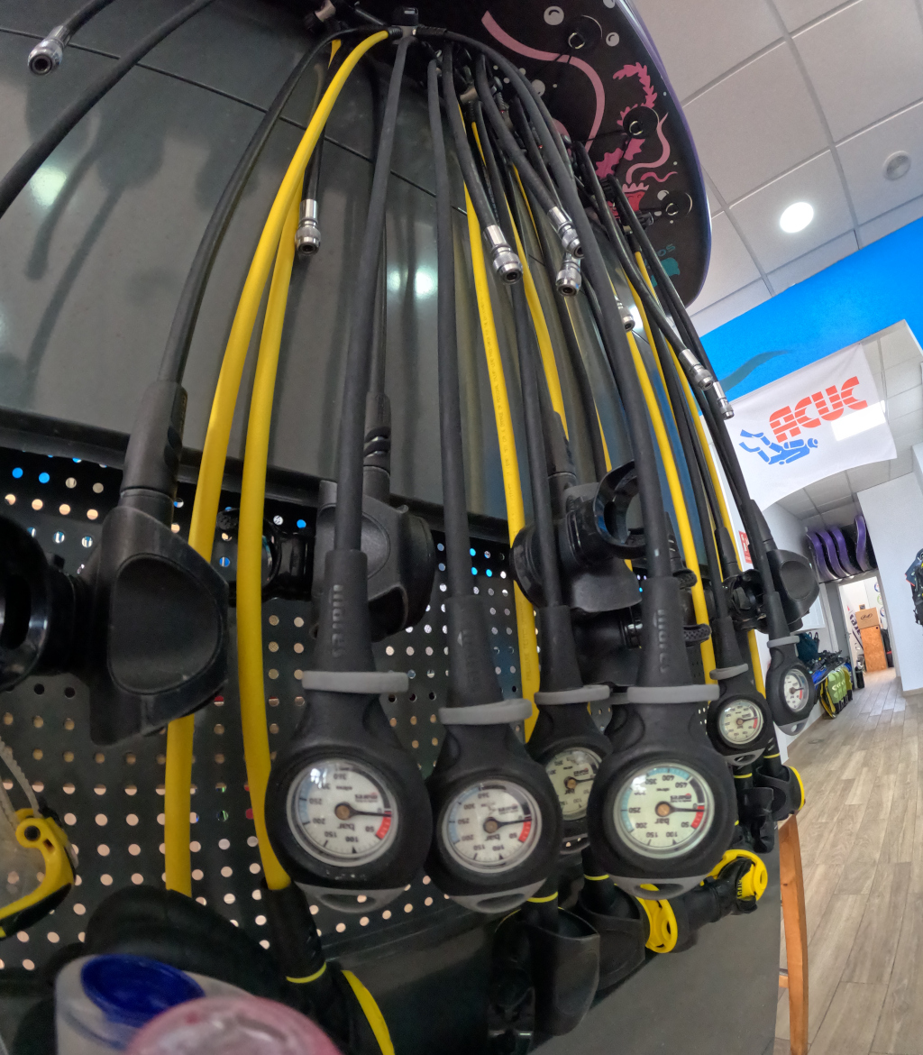 Dive regulators dans un centre de plongée à Tenerife.