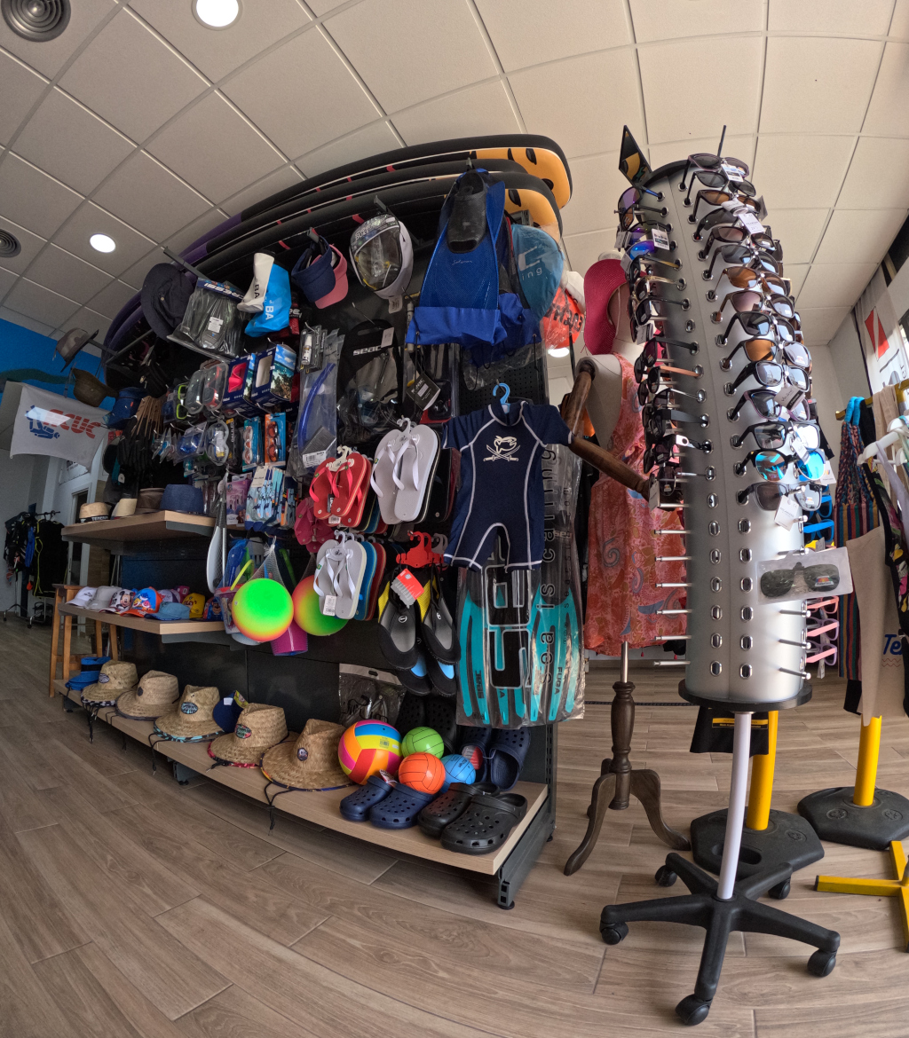 Faites vos achats à Tenerife avec des articles de plage, des nageoires, des tongs, des lunettes de soleil et des ballons.