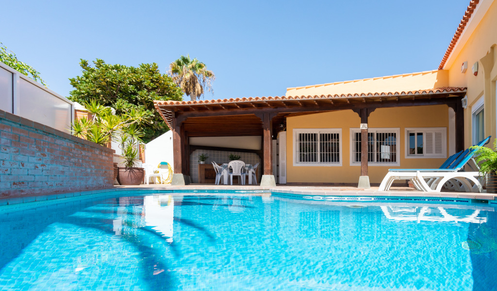 Piscine extérieure dans une maison avec terrasse à Tenerife.