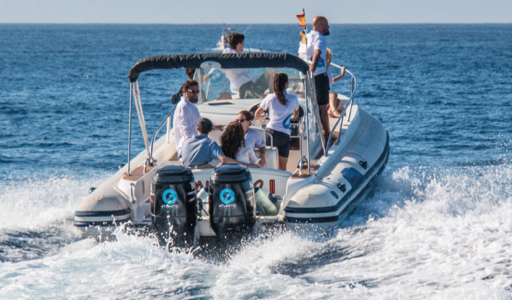 Des gens faisant du bateau en mer près de Tenerife.