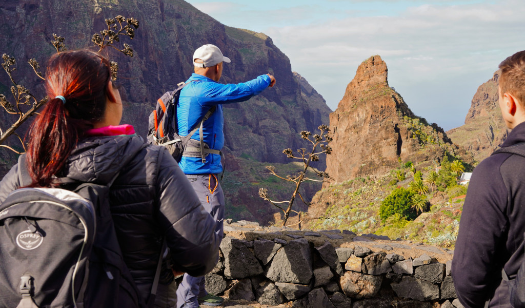 Les randonneurs observent le paysage montagneux de Masca, à Tenerife.