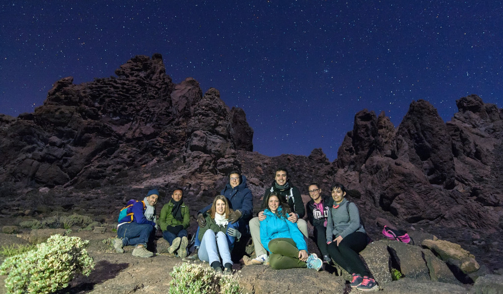 Groupe de personnes sous des étoiles dans le parc national de la Teide, à Tenerife.
