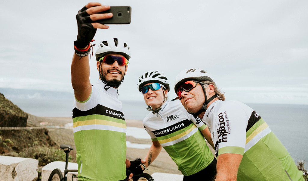 Des cyclistes prenant un selfie sur une route de montagne à Tenerife.
