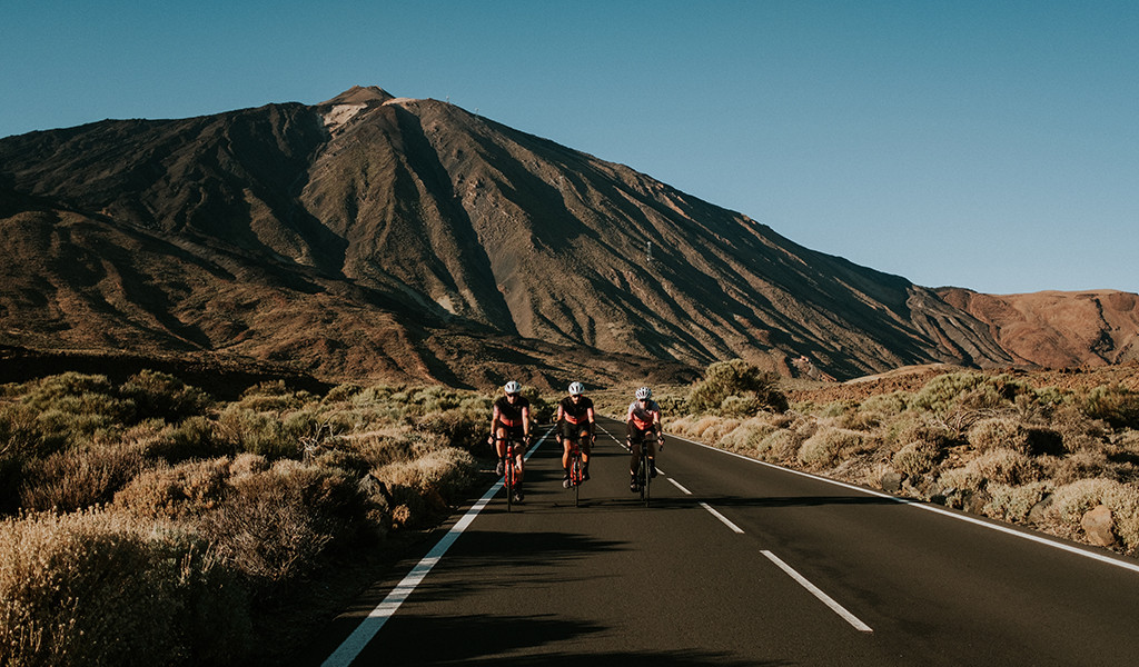 Des cyclistes sur la route du mont Teide, à Tenerife, avec la montagne en arrière-plan.