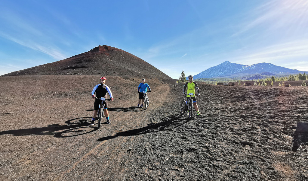 Cyclistes dans un paysage volcanique près du mont Teide, à Tenerife.
