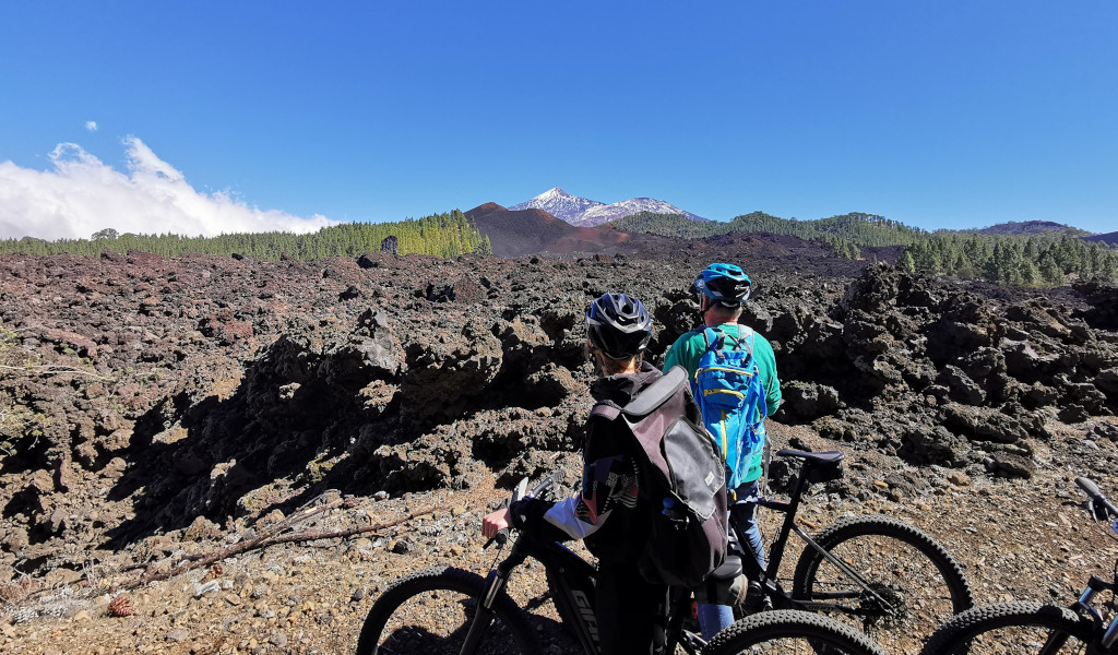Deux cyclistes observent le paysage volcanique près du mont Teide à Tenerife.