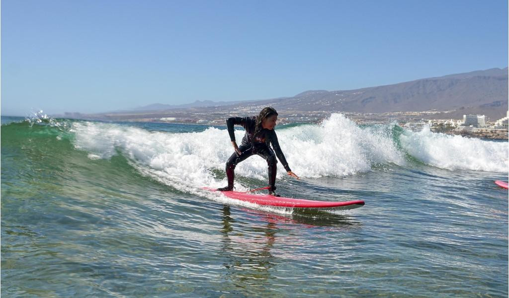 Personne surfant une vague à Playa de Las Americas, Tenerife.